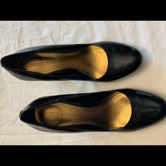 Arturo Chiang Black Patent Leather Pumps - Picture 2 of 6